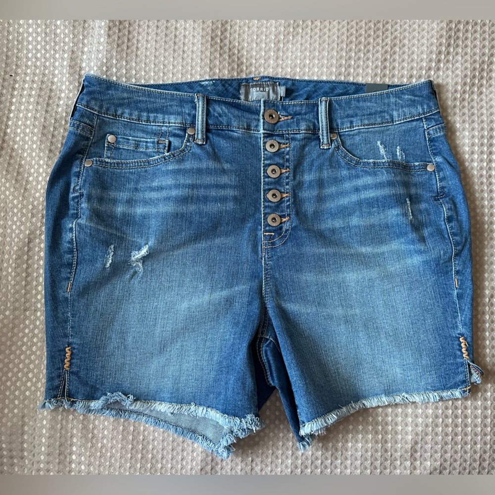 Torrid high rise Women's Blue Denim Shorts Vintage stretch 14 NWT button fly